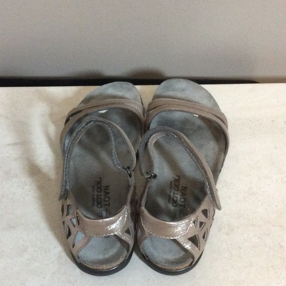 40 Naot metallic silver strap sandals - Picture 4 of 11